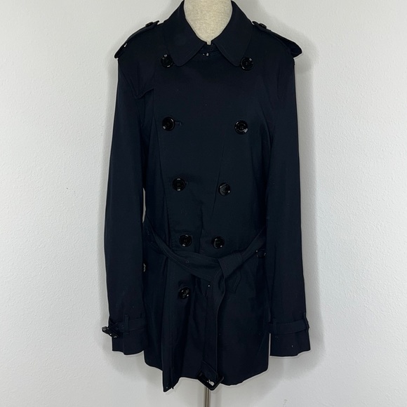 🔹 Burberry Britton Short Trench Coat